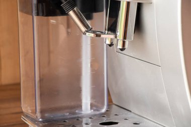 Kahve makinesi. Gri kapaklı, ev yapımı kahve makinesi.