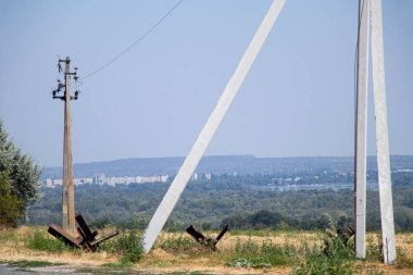 Yol, kablolu direkler ve şehrin arka planına karşı yol kenarında kirpiler, Ukrayna 'da savaş, şehrin savunması.