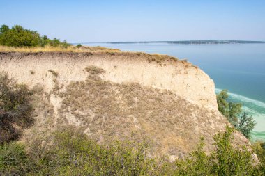 Yazın Ukrayna 'da Dinyeper Nehri kıyısında ve mavi gökyüzü, Ukrayna doğası