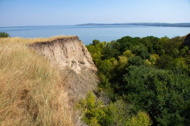 Yazın Ukrayna 'da Dinyeper Nehri kıyısında ve mavi gökyüzü, Ukrayna doğası