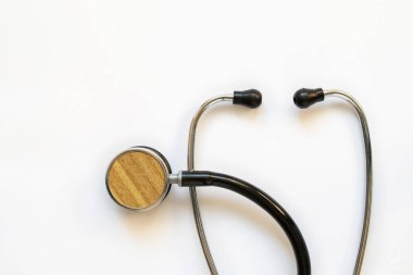 Siyah doktor steteskobu beyaz arka planda, tıbbi ekipman, metin için alan