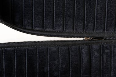 Yarı açık fermuarlı siyah süet çanta ve metin yakın çekim için boş beyaz boşluk