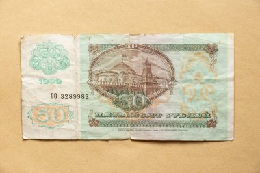 Vintage SSCB banknotu. 50 ruble 1992. Lenin 'in portresi ve arması bir zanaat geçmişinde, eski para.
