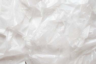 Buruşmuş beyaz polietilen çantaların arka planı, tasarım, ekoloji ve ambalaj temaları için plastik doku