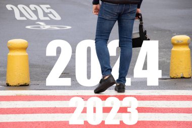2023 'ten 2024' e kadar geçen yılların sayısından geçen bir zebra üzerinde bir adam karşıdan karşıya geçer ve 2025 'in geleceğine gider.