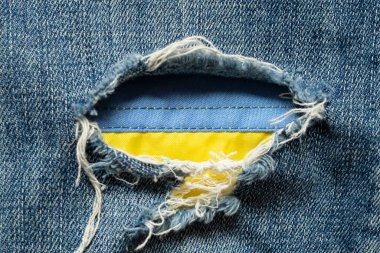 Ukrayna bayrağı kot pantolon deliğinden görülüyor, özgürlük, demokrasi ve gücün sembolü.