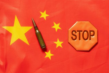 Çin bayrağı, kurşun ve dur işareti, savaşın yasaklandığının sembolü, saldırganlık ve silah desteği