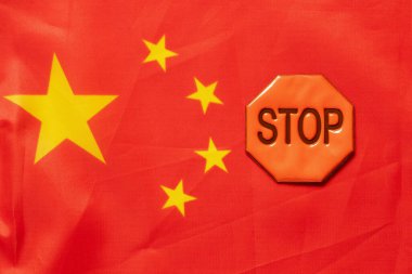 Çin bayrağı ve kapanış tabelasını durdurun, uluslararası siyaset ve yaptırımları protesto edin ve yasaklayın