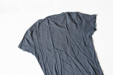 Giysilerin tasarımı ve reklamı için beyaz arka planda mavi buruşuk tişört.