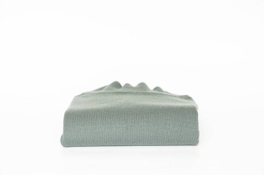 Beyaz bir arka planda katalog ya da internet mağazası için katlanmış soluk yeşil balıkçı yaka kazak.