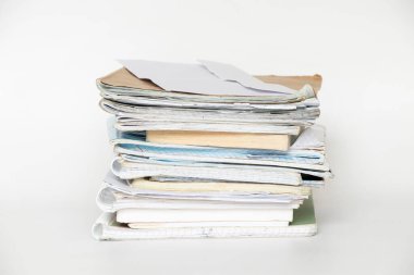 Beyaz bir arkaplan üzerine bir yığın eski defter, not defteri ve kitap, öğrenim, eğitim ve belgelerle çalışma sembolü