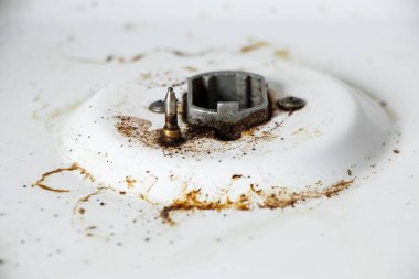 Kirli gaz sobası yüzeyinde yağ lekeleri ve yanık izleri var.