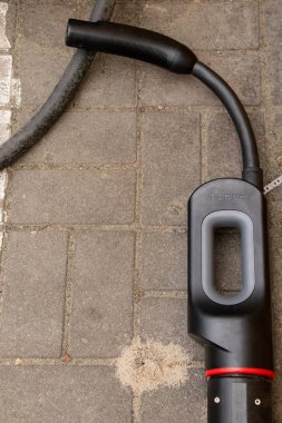 Ukrayna Dnipro 05 / 28 / 2025 - Tesla bir elektrik dolum istasyonunda hızlı şarj konnektörü, elektrik dolum istasyonlarında kaldırım taşları üzerinde kablo