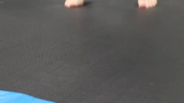 Ukrayna 'da trambolinde hoplayıp zıplayan genç bir kız.