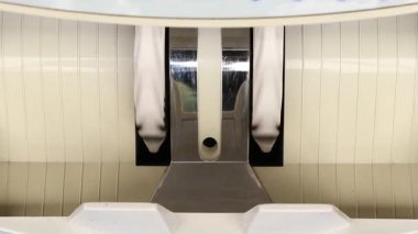 Bir paket Ukrayna hryvniası ile para sayma makinesi, banknotları sayma süreci, sayma makinesi