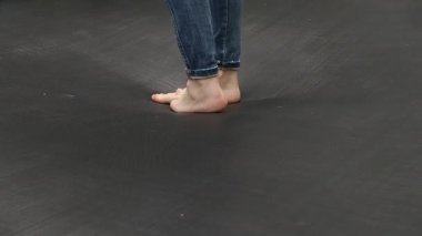 Ukrayna 'da trambolinde hoplayıp zıplayan genç bir kız.