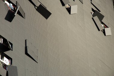Dnipro, Ukrayna 'daki bir füze saldırısından sonra bir alışveriş merkezinin LED ön cephesi hasar görmüş.