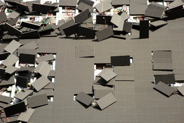 Dnipro, Ukrayna 'daki bir füze saldırısından sonra bir alışveriş merkezinin LED ön cephesi hasar görmüş.