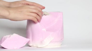 Beyaz arka planda eller için alçı kalıbı olan kız açma jeli, sertleşmeden sonra el kalıbı.