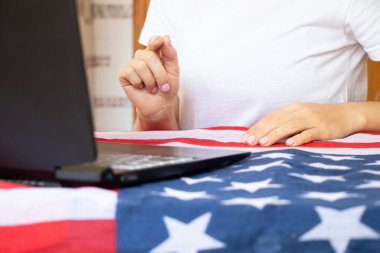 Masada dizüstü bilgisayarla çalışan bir kız. Amerikan bayrağı, serbest çalışan, evden online çalışan bir kız.