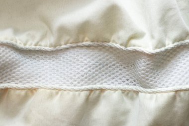 Hafif kumaş yastık ve merkezi solunabilir ağ ve yumuşak katlar, tekstil yakın çekim