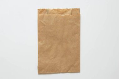Beyaz arkaplan üzerine kahverengi kağıt torba, Kraft kağıt ambalajlama, üst görünüm, ürünler veya hediyeler için izole nesne