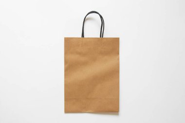 Beyaz arkaplan üzerine kahverengi kağıt torba, Kraft kağıt ambalajlama, üst görünüm, ürünler veya hediyeler için izole nesne
