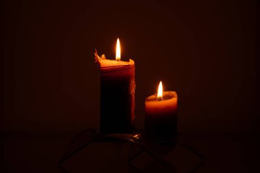 Karanlık bir arka planda mumlar, akşam ışıkları.