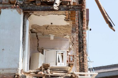 Ukrayna 'daki füze saldırısından sonra yıkılan yerleşim yerleri, yıkılan duvarlar ve hasar gören katlar, savaş ve terör saldırıları sonucu