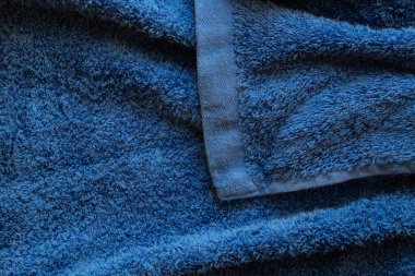 Terry koyu mavi havluyla yakın plan, yumuşak kumaş dokusuyla döngüler, rahat pamuklu kumaş.