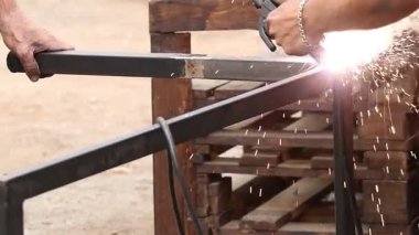 Metal parçaları kıvılcım ve dumanla kaynaştırmak - kaynakçı işi, kaynak işi