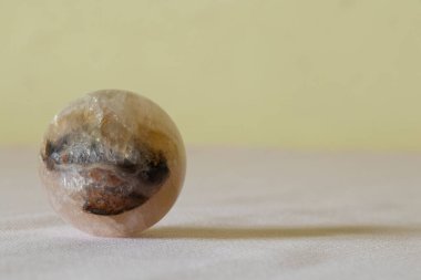 Ay taşı, masa üzerinde kuvars. Sarı arka planda. Koleksiyon ve iç mekan için, değerli taş.