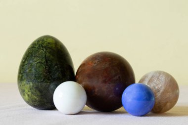 Farklı renkte ve şekillerde jasper taşı koleksiyonu, top olarak ay taşı, lapis lazuli, masada oniks, değerli taşlar.