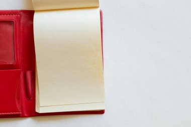 Beyaz arkaplan, üst görünüm, metin, plan veya notlar için şablon üzerinde kırmızı kapaklı boş sayfa aç