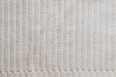 Arka plan olarak çizgili beyaz havlu, yakın plan, tüylü kumaş