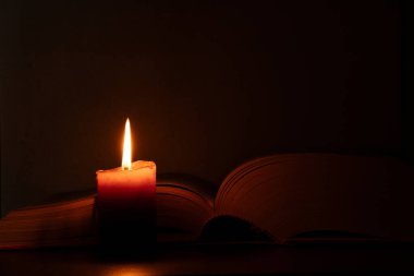 Karanlık, dua, İncil okuma, din, inanç, ışık, maneviyat akşamının yanında yanan mum.