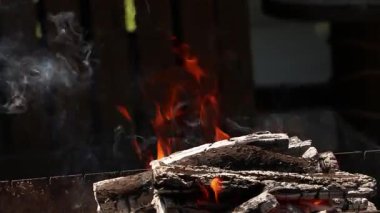 Kamp ateşinde ateş ve duman, parlak ateş, yanan odun, duman bulutları, sıcak, kamp ateşi.