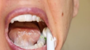 Diş fırçası, köpük, ağız bakımı, hijyen, dişçilik, diş sağlığı ve diş sağlığı ile dişlerini fırçalayan bir kız.