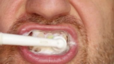 Diş fırçalayan adam: Diş fırçası ve köpükle ağız açmak, ağız bakımı, hijyen, diş sağlığı, diş sağlığı