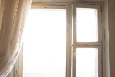 Dairede köpük yalıtımlı eski ahşap pencere pencere pervazından manzara Ukrayna 'daki eski Sovyet iç mekanlarından unsurlar.