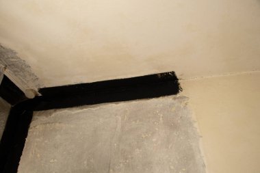 Paneldeki bir dairede beton duvar ve tavan, siyah su geçirmez sızıntılardan kaynaklanan dikişler, Ukrayna 'da eski tamirat ve rutubet izleri.