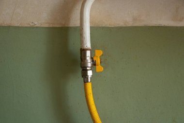 Eski duvar ve gaz borusu. Mutfakta sarı hortum ve valf var. Tadilat yapılmamış.