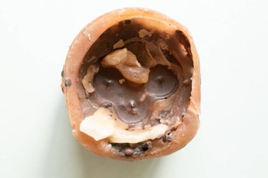 Büyük yuvarlak kahverengi dekoratif mum, balmumu kalıntısı ve yakın plan bir masa üzerinde fitiller.