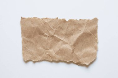Kahverengi kağıt beyaz arkaplan üzerinde dikdörtgen şeklinde yırtılmış, metin ve düzen için boşluk