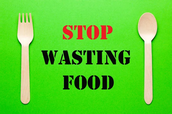 Stop Het Verspillen Van Voedsel Met Lepel Vork Groene Achtergrond — Stockfoto