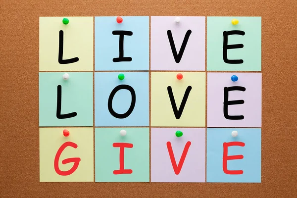 Live Love Geef Tekst Noten Gepind Kurkbord — Stockfoto