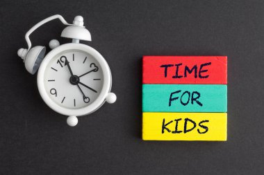 Çocukların tahta bloklara ve çan saatlerine mesaj atma zamanı..