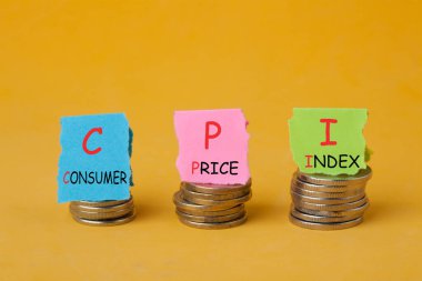 Tüketici Fiyat İndeksli kelimeler ve CPI konsepti ile birikmiş bozuk paralar. Tüketici malları ve hizmetlerinin ev halkı tarafından satın alınan ağırlıklı bir pazar sepetinin fiyatı.