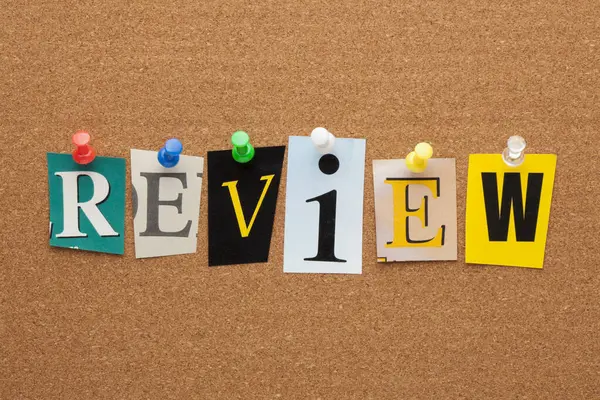 Kelime eleştirisi mantar panoya yapıştırılmış gazete ya da dergiden renkli harflerle yazılıyor. 