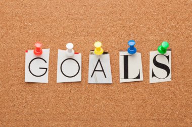 Mantar panoya yapıştırılmış gazete ya da dergiden siyah harflerle yazılan sözcük hedefleri. 